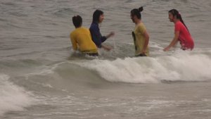 ВЬЕТНАМКИ ВСЕГДА КУПАЮТСЯ В ОДЕЖДЕ