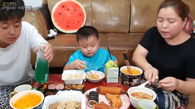 리얼가족먹방:)흔한가족의 편의점먹방(편스토랑 참간초면,불닭,치킨,핫도그,킬바사,롤케익)ㅣKorean Convenience Store FoodㅣMUKBANGㅣEATING SHOW
