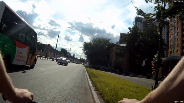 Хорошо,что не объехал люк водостока слева. смотреть онлайн