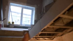 Как смонтировать гипсокартон на потолке под лестницей.