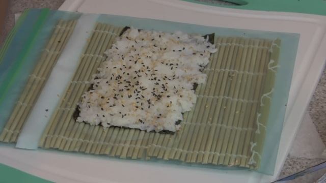 How To Make A Spicy Crab Sushi Roll смотреть онлайн