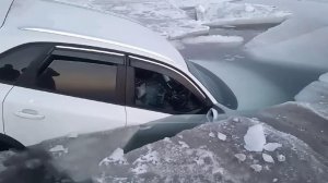 Спасатели проводят рейды на водоемах и предупреждают любителей зимней рыбалки об опасности