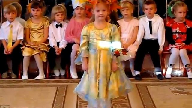 6-летняя девочка красиво поёт
