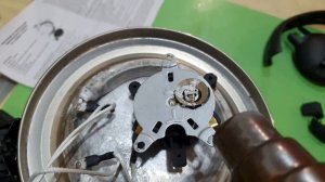 Как срабатывает выключатели в чайниках ?  Посмотри.