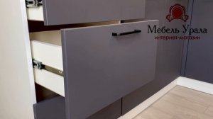 Кухня Модерн NEW от фабрики SV-Мебель. Фасады верхние: Бланж soft touch СВ. Фасады нижние: Графит