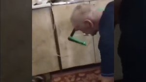 дед бьет лампу об пол