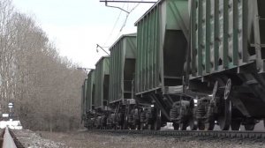 Тепловоз 2ТЭ116 с грузовым составом.