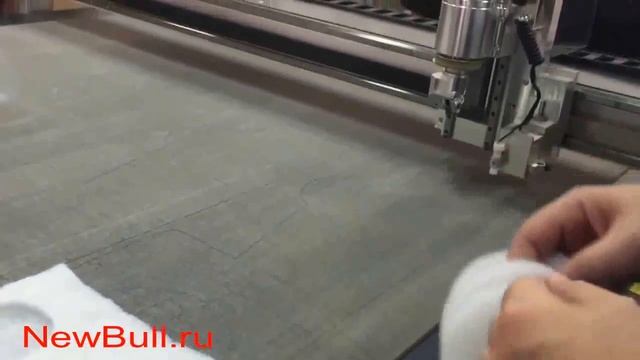 Планшетный режущий плоттер DCZ в процессе резки двуслойного конъюгированного легкого фиброволокна,