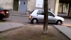 Блондинка паркуется