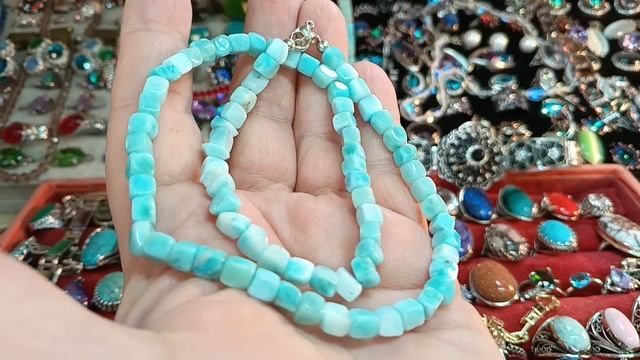 Украшения из камня в виде бус браслетов  натурального и выращенного.