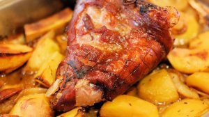 Рулька в духовке с картофелем