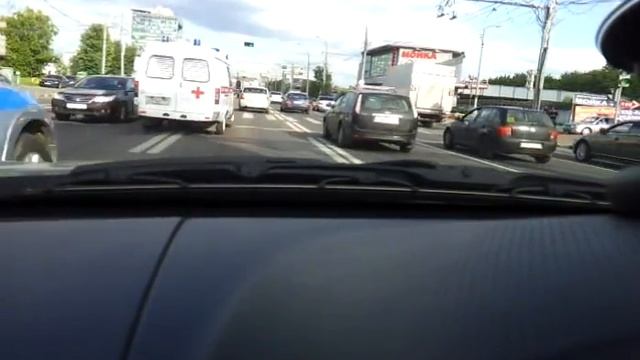 прилипало на о367оо77 за скорой по встречке