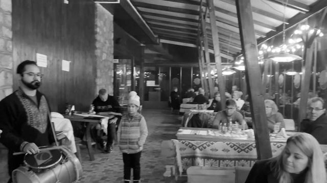 Маловідома українська пісня лунає у румунському ресторані смотреть онлайн