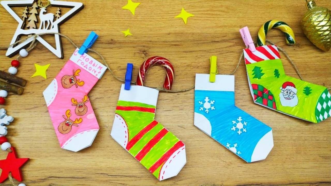 Рождественские носки из бумаги. Новогодние игрушки. смотреть онлайн