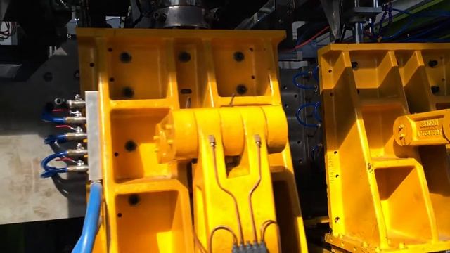 Powerjet extrusion blow molding machine makes 20L pp bottles for Brazilian customer.+86 13929184967