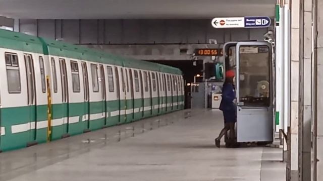 отправление поезда на станции метро Рыбацкое