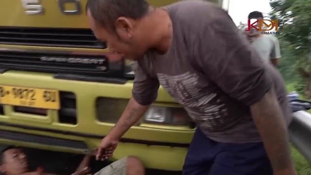 SEKUJUR TUBUH DIPENUHI TATO | MOBILNYA MOGOK | SOPIR ASAL MOJOKERTO MENANGIS PELUK KDM смотреть онлайн