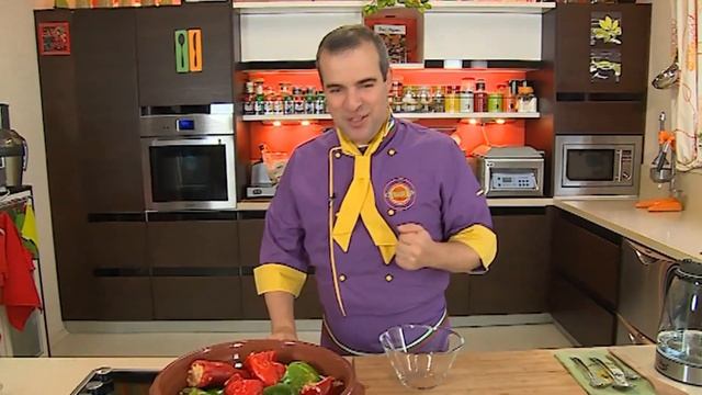 Пълнени чушки с картофи и кайма. смотреть онлайн