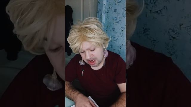 Нина Александровна пишет письмо Деду Морозу и Снегурочки чтоб подарил подарок на Новый год