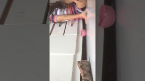 Minha amiga provando as minhas roupas que não cabem mais em mim