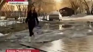 Девушка упала в лужу !