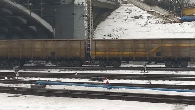 Электровоз ВЛ11.8-661/665А с грузовым поездом на станции Харьков-Пассажирский