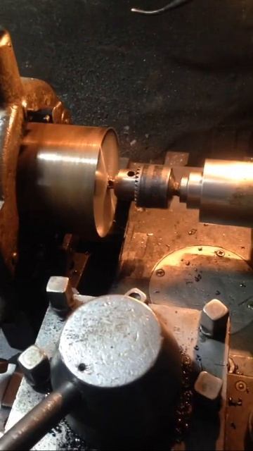 Токарка по металлу,центровка вала в люнете #shorts #metalgroupkh смотреть онлайн