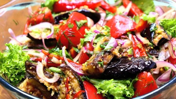 Сезонное блюдо. Тёплый салат с баклажанами смотреть онлайн