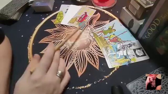 Что хочет сказать соперница? 💌 Расклад по запросу.