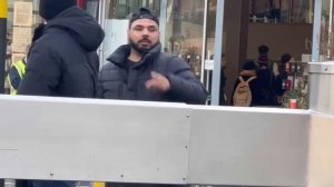 Этот парень вызвал охрану ко мне. Счастливого Нового года всем вам, шутники, потрясающая реакция.