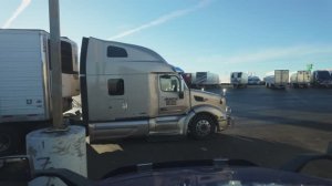 Утро дальнобойщика Пустыня, дорога, свобода и борьба за каждую милю 🚛🌅
