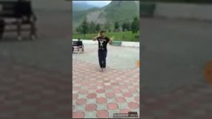 Осетин танцует под  Хабиби