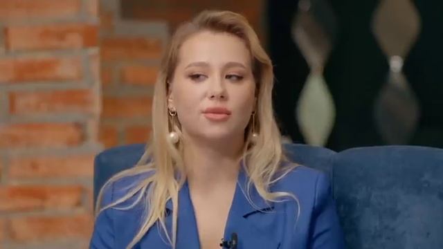 Саша Стоун пытается быть нормальным на протяжении 3-х минут^^ смотреть онлайн