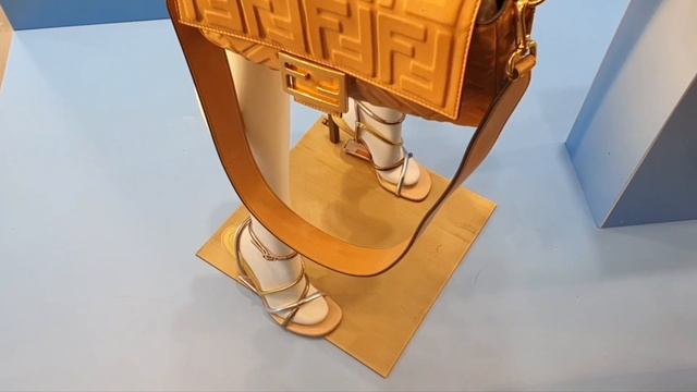 Италия Жасмин louis Vuitton, Fendi, Chloe