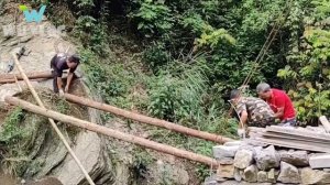 Возводим потрясающий мост через небольшую речку.