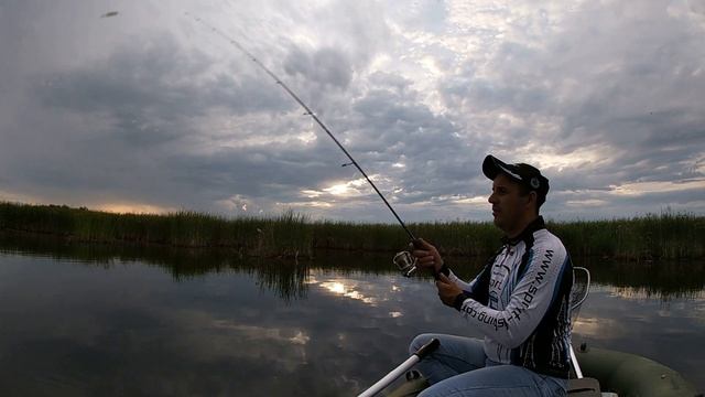 ГРОЗА нас выгнала с реки. Эти воблера щука ЖРЁТ в заглот! Разведка нового водоема с щуками и окунем. смотреть онлайн