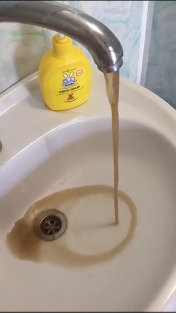 Коричневая похожая на грязь вода течет из кранов жителей города Цимлянска