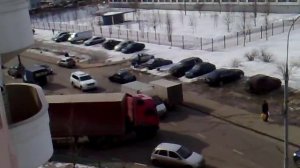 Фура разворачивается во дворе