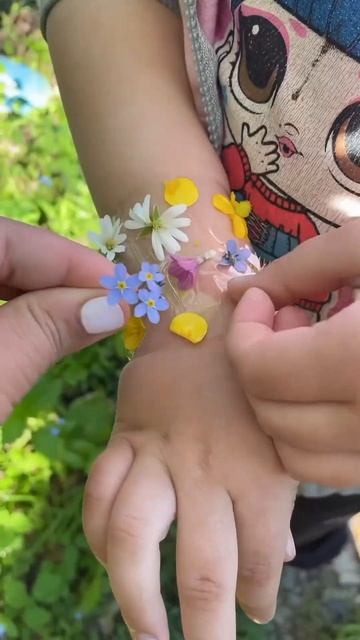 Сделайте яркий и красочный браслет из цветов#игрыдлядетей#дети#эксперимент#развиваемсяиграя#игры