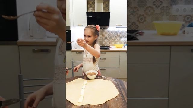 Дарина готовит булочки с корицей. Очень вкусные смотреть онлайн