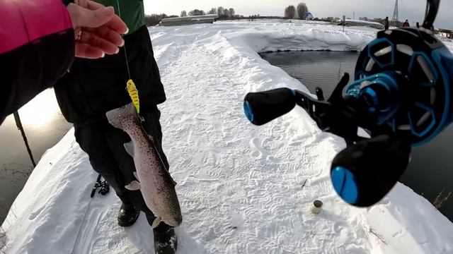 СМЕКАЛКА ВЫРУЧАЕТ!!! На ЧТО и КАК ловить ФОРЕЛЬ?? Самый эффективный ЗАПРЕЩЁННЫЙ СПОСОБ ловли форели.