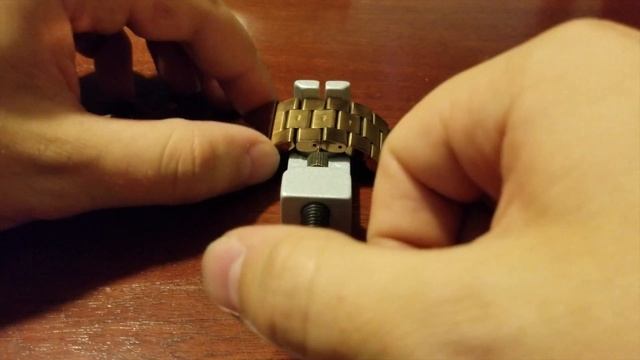 How to resize your watch by removing watch band links смотреть онлайн