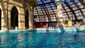 Большой бассейн в аквапарке Карибия