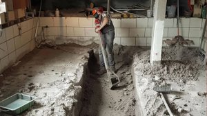 Мужчина превратил разрушенный гараж в потрясающую мастерскую