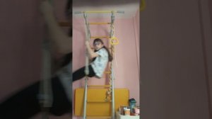 весёлая Настя проводит разминку