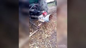 Щепорез установлен к трактору ЮМЗ.