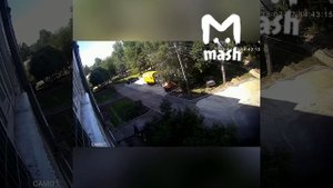 Ребенок выпал из окна.
