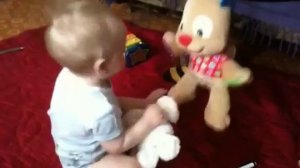 Малыш танцует