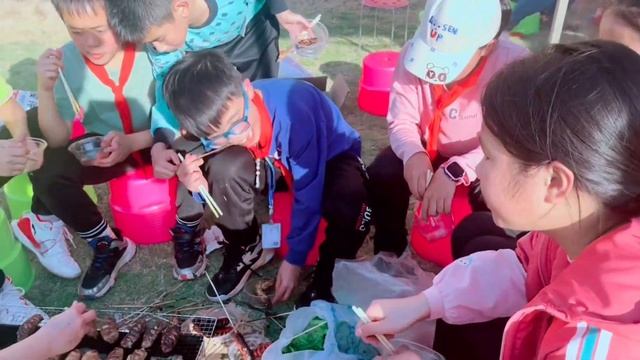 嘉欣学校今天搞烧烤活动，丽姐负责带八个活泼可爱的小孩，好开心
