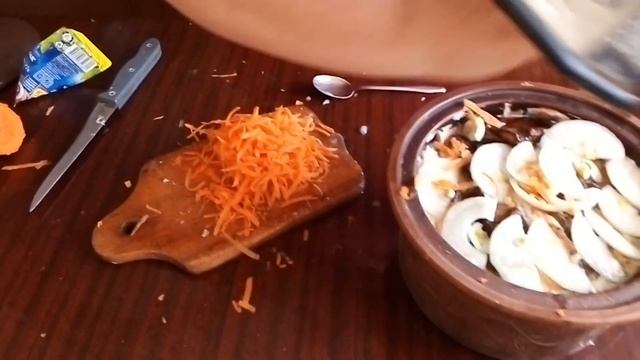 Риба хек з овочами та сушеними білими грибами.